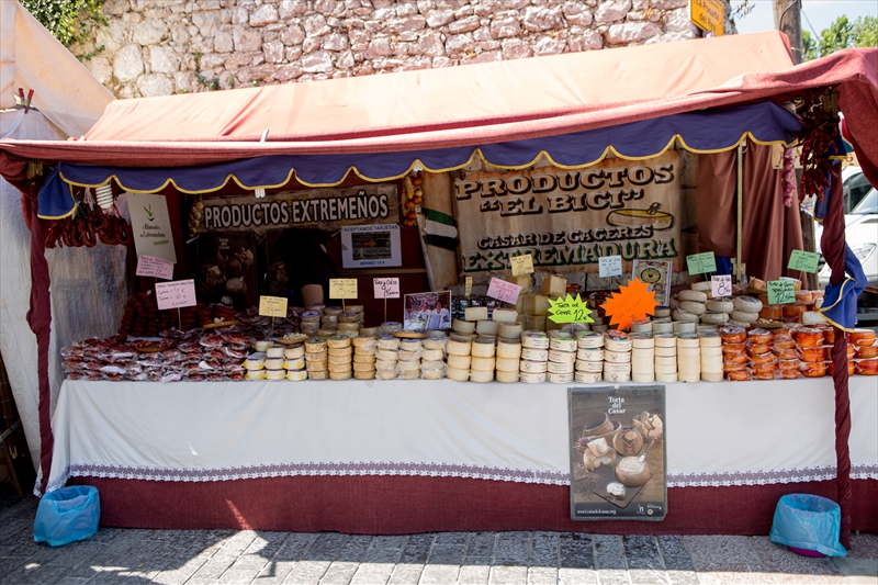 marktkraam met lokale kaas in Llanes (kustplaats)
